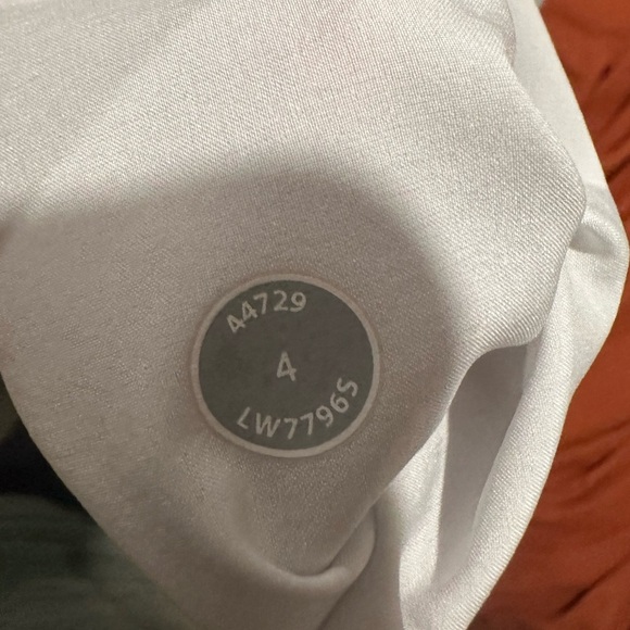 Lululemon Women’s Club golf Short size 4 in Mojave Tan W7796S Bermuda 9” inseam - Picture 9 of 14